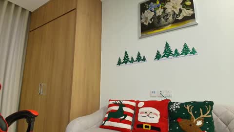 Snapshot of tiny_cute chatting on 12-21-24, 11:45 Lia online show from 12-21-24, 11:45