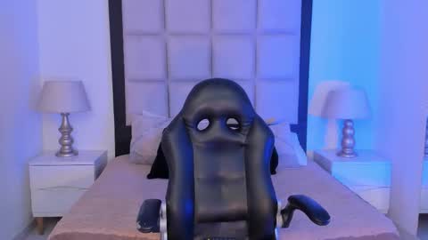 Snapshot of tiny_thomm chatting on 02-14-26, 03:47 Thomm Independent Model online show from 02-14-26, 03:47