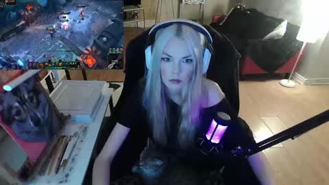 stage Kylie Sinner  brand CLITBAIT online show from 02-09-25, 12:17