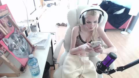 stage Kylie Sinner  brand CLITBAIT online show from 02-10-25, 02:48