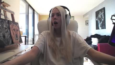 stage Kylie Sinner  brand CLITBAIT online show from 10-11-25, 06:28