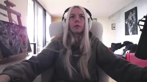 stage Kylie Sinner  brand CLITBAIT online show from 10-30-25, 07:36