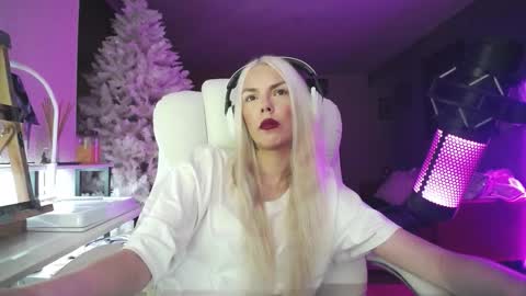 Snapshot of tinykylie chatting on 12-05-25, 12:52 stage Kylie Sinner brand CLITBAIT online show from 12-05-25, 12:52