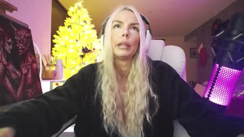 Snapshot of tinykylie chatting on 12-16-25, 09:14 stage Kylie Sinner brand CLITBAIT online show from 12-16-25, 09:14