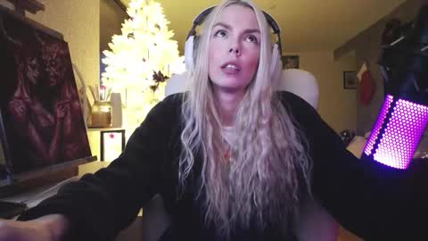 Snapshot of tinykylie chatting on 12-16-25, 09:20 stage Kylie Sinner brand CLITBAIT online show from 12-16-25, 09:20