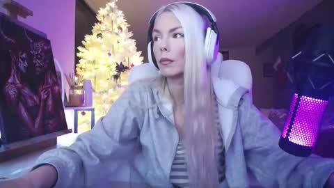 Snapshot of tinykylie chatting on 12-20-25, 09:44 stage Kylie Sinner brand CLITBAIT online show from 12-20-25, 09:44