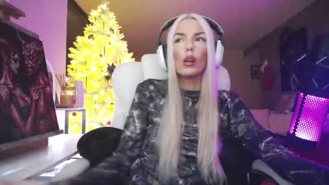 Snapshot of tinykylie chatting on 12-22-25, 10:29 stage Kylie Sinner brand CLITBAIT online show from 12-22-25, 10:29