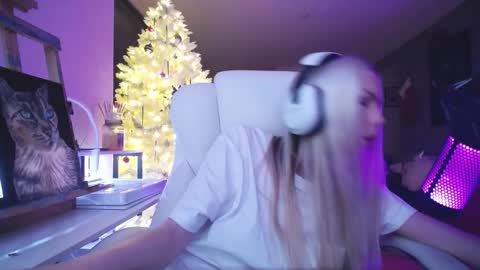 Snapshot of tinykylie chatting on 01-13-26, 11:15 stage Kylie Sinner brand CLITBAIT online show from 01-13-26, 11:15