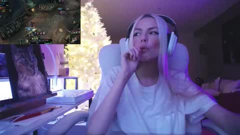 Snapshot of tinykylie chatting on 01-14-26, 11:31 stage Kylie Sinner brand CLITBAIT online show from 01-14-26, 11:31