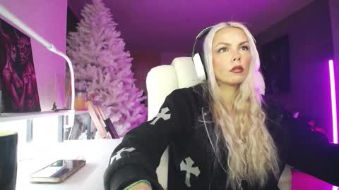 Snapshot of tinykylie chatting on 02-05-26, 10:25 stage Kylie Sinner brand CLITBAIT online show from 02-05-26, 10:25