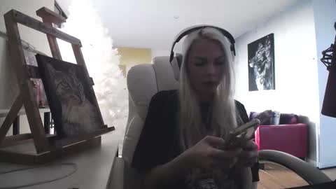 Snapshot of tinykylie chatting on 02-09-26, 08:24 stage Kylie Sinner brand CLITBAIT online show from 02-09-26, 08:24