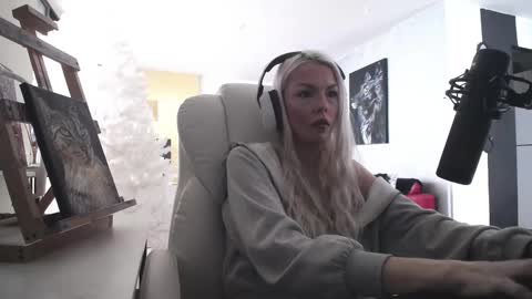 Snapshot of tinykylie chatting on 02-11-26, 05:18 stage Kylie Sinner brand CLITBAIT online show from 02-11-26, 05:18