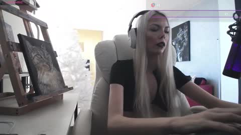 Snapshot of tinykylie chatting on 02-14-26, 04:15 stage Kylie Sinner brand CLITBAIT online show from 02-14-26, 04:15