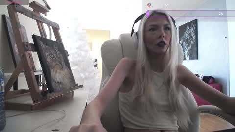 Snapshot of tinykylie chatting on 02-15-26, 03:42 stage Kylie Sinner brand CLITBAIT online show from 02-15-26, 03:42