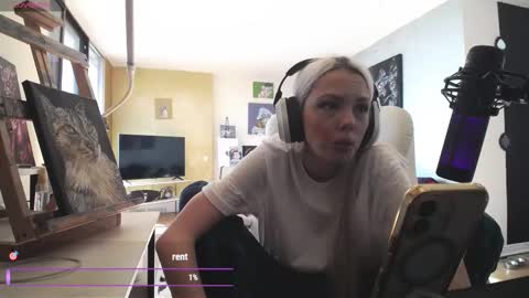 Snapshot of tinykylie chatting on 03-02-26, 07:32 stage Kylie Sinner brand CLITBAIT online show from 03-02-26, 07:32