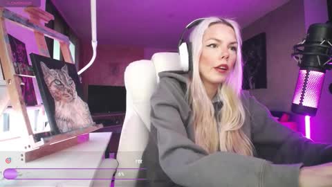 Snapshot of tinykylie chatting on 03-04-26, 10:27 stage Kylie Sinner brand CLITBAIT online show from 03-04-26, 10:27