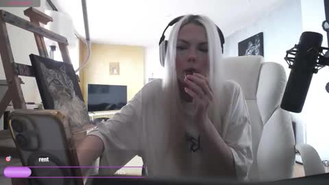 Snapshot of tinykylie chatting on 03-07-26, 01:08 stage Kylie Sinner brand CLITBAIT online show from 03-07-26, 01:08