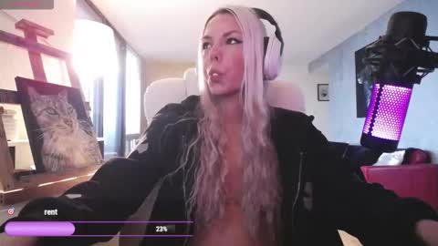 Snapshot of tinykylie chatting on 03-17-26, 10:02 stage Kylie Sinner brand CLITBAIT online show from 03-17-26, 10:02