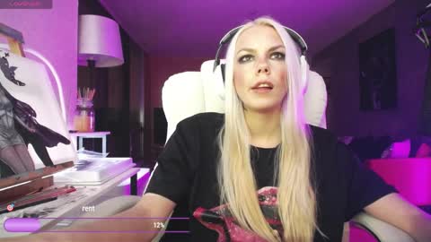 Snapshot of tinykylie chatting on 04-03-26, 11:25 stage Kylie Sinner brand CLITBAIT online show from 04-03-26, 11:25