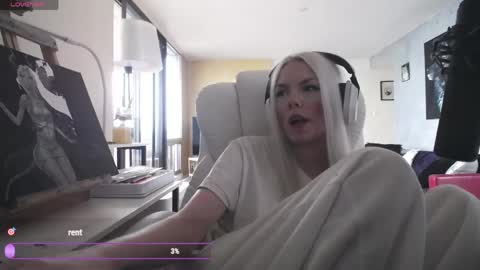 Snapshot of tinykylie chatting on 04-15-26, 07:58 stage Kylie Sinner brand CLITBAIT online show from 04-15-26, 07:58