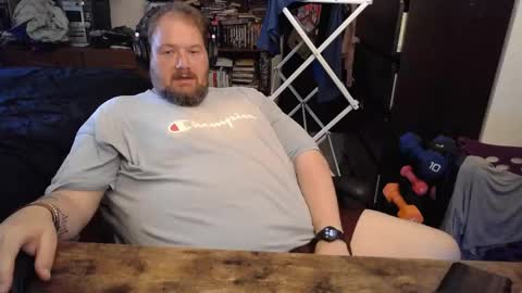 Snapshot of toede_0 chatting on 05-19-26, 04:57 Toede online show from 05-19-26, 04:57