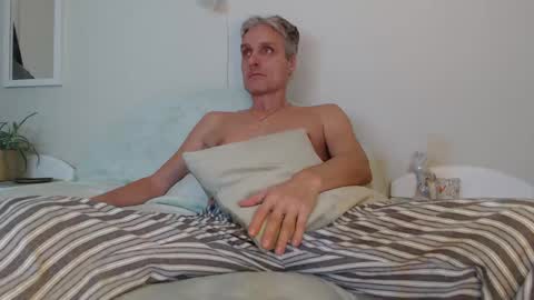 Daniel Bisexual uncut 20cm online show from 12-08-24, 03:13