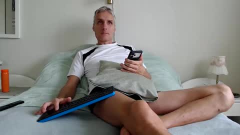 Daniel Bisexual uncut 20cm online show from 09-21-25, 06:04