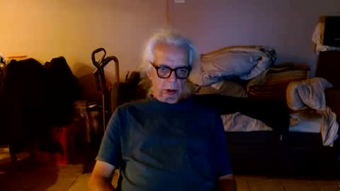 Snapshot of tom112292014 chatting on 10-15-25, 01:00 tom112292014 online show from 10-15-25, 01:00