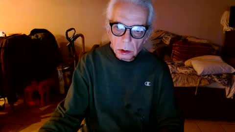 Snapshot of tom112292014 chatting on 11-12-25, 01:55 tom112292014 online show from 11-12-25, 01:55