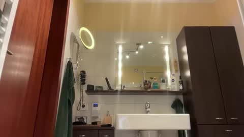 Snapshot of tom__uncut chatting on 12-22-25, 06:10 Tom online show from 12-22-25, 06:10