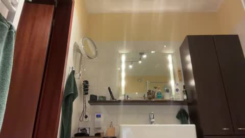 Snapshot of tom__uncut chatting on 12-23-25, 06:33 Tom online show from 12-23-25, 06:33