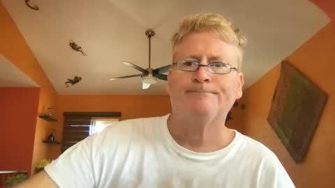 Snapshot of tomascausa chatting on 10-27-25, 06:45 Hola online show from 10-27-25, 06:45