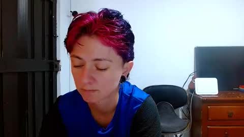 Snapshot of tomboyblue chatting on 05-12-26, 04:26 Blue online show from 05-12-26, 04:26