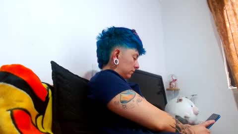 Snapshot of tomboyblue chatting on 06-10-26, 05:56 Blue online show from 06-10-26, 05:56