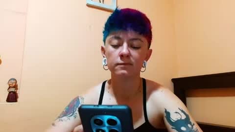 Snapshot of tomboyblue chatting on 06-25-26, 01:37 Blue online show from 06-25-26, 01:37