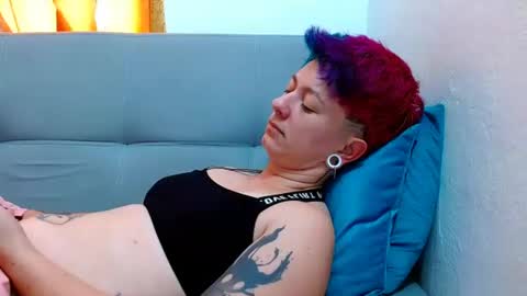 Snapshot of tomboyblue chatting on 06-30-26, 06:31 Blue online show from 06-30-26, 06:31