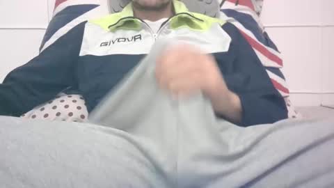 Snapshot of tommaso9046 chatting on 01-19-25, 03:42 tommaso9046 online show from 01-19-25, 03:42