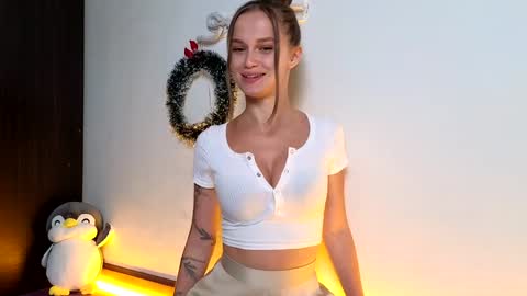 Snapshot of tootightwithbra chatting on 12-21-24, 07:35 Kira online show from 12-21-24, 07:35