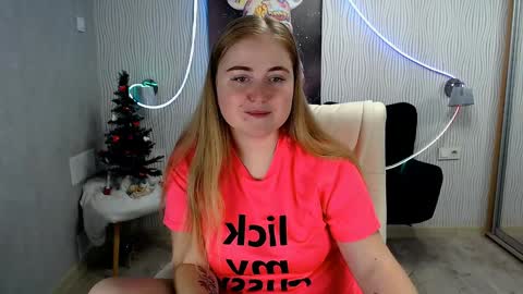 Snapshot of tori_blond chatting on 12-23-24, 07:38 tori_blond online show from 12-23-24, 07:38