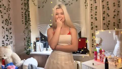 Snapshot of torriperno chatting on 11-29-25, 12:52 Lina online show from 11-29-25, 12:52