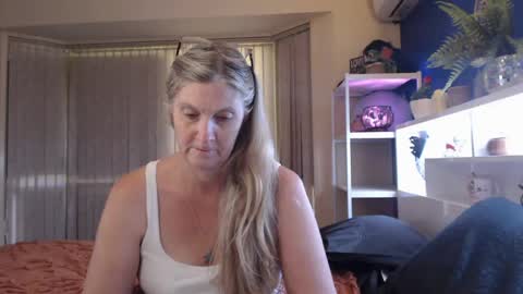 Snapshot of total_aussie_milfs chatting on 04-21-26, 12:01 Milly online show from 04-21-26, 12:01