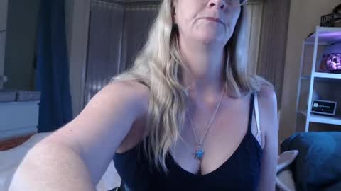 Snapshot of total_aussie_milfs chatting on 04-27-26, 12:30 Milly online show from 04-27-26, 12:30