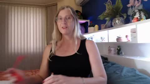 Snapshot of total_aussie_milfs chatting on 04-28-26, 10:59 Milly online show from 04-28-26, 10:59