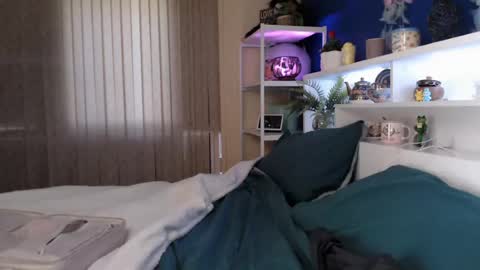 Snapshot of total_aussie_milfs chatting on 05-20-26, 11:22 Milly online show from 05-20-26, 11:22