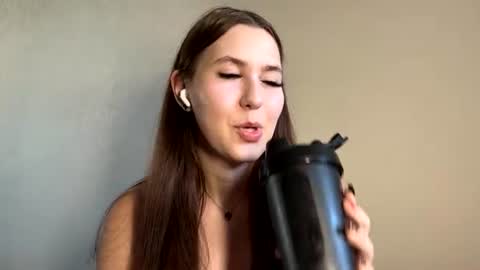 Snapshot of tracievanier chatting on 06-14-26, 02:19 Thea online show from 06-14-26, 02:19