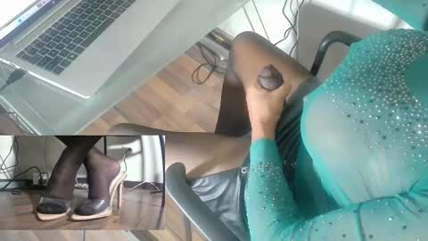 Snapshot of trans_selena chatting on 03-23-26, 04:33 Sexy Selena 1203 online show from 03-23-26, 04:33