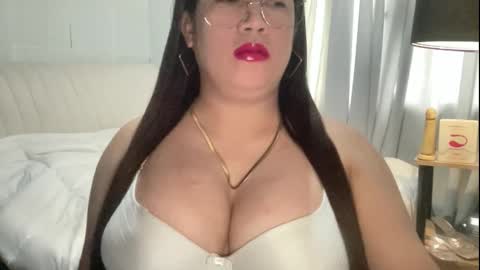 Snapshot of travelergirl chatting on 10-15-25, 01:50 travelergirl online show from 10-15-25, 01:50