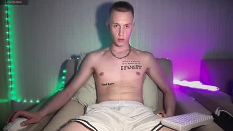 Snapshot of travis_gracile chatting on 06-25-26, 04:55 Travis online show from 06-25-26, 04:55