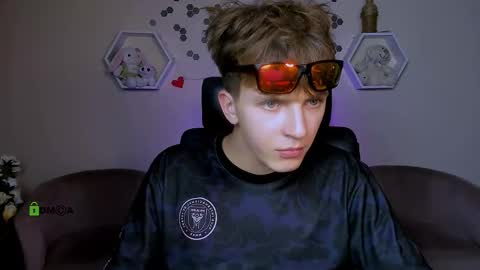 Snapshot of travis_wolf_ chatting on 09-18-25, 07:16 Travis online show from 09-18-25, 07:16