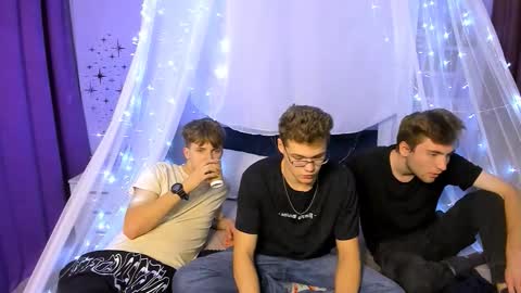 Snapshot of travis_wolf_ chatting on 10-18-25, 07:03 Travis online show from 10-18-25, 07:03